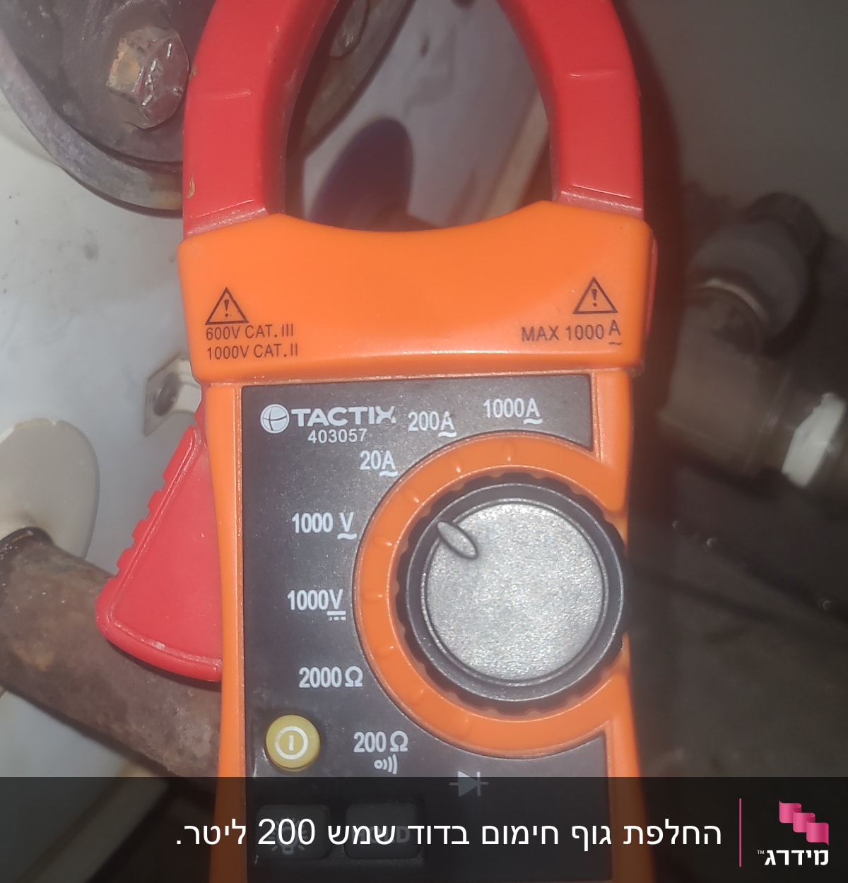 מד אמפר צבת מחובר לחוטים ליד דוד שמש